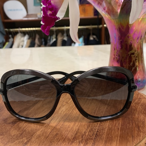 NWOT TODS SUNGLASSES JACKIE O STYLE BLACK AND GUNMETAL COLORS LIGHTWEIGHT - Picture 3 of 11